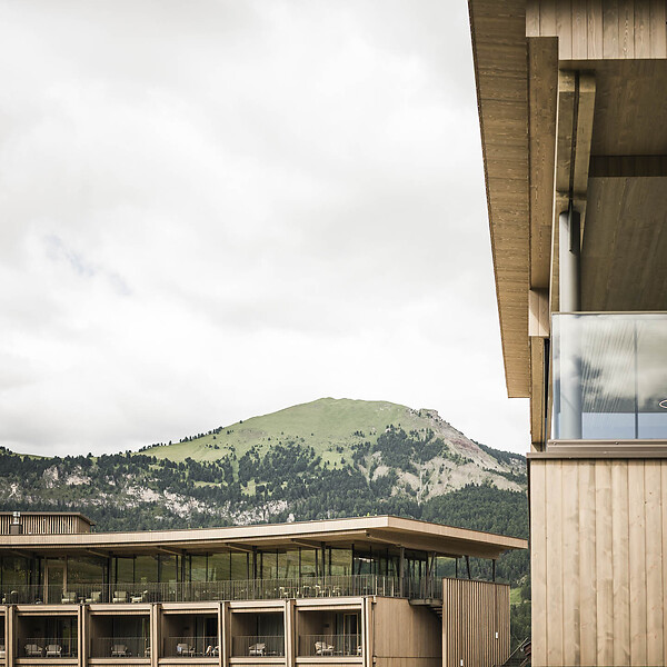 Blick entlang der Hotelfassade des Cendevaves Alpine Silence auf die Berglandschaft